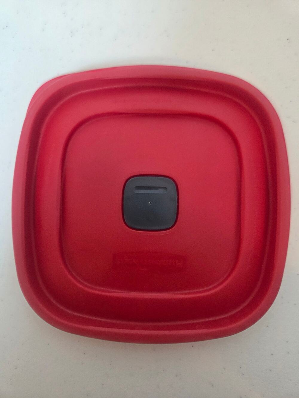 Rubbermaid Easy-Find Lid 2D85 6.5" Red Vented EasyFind